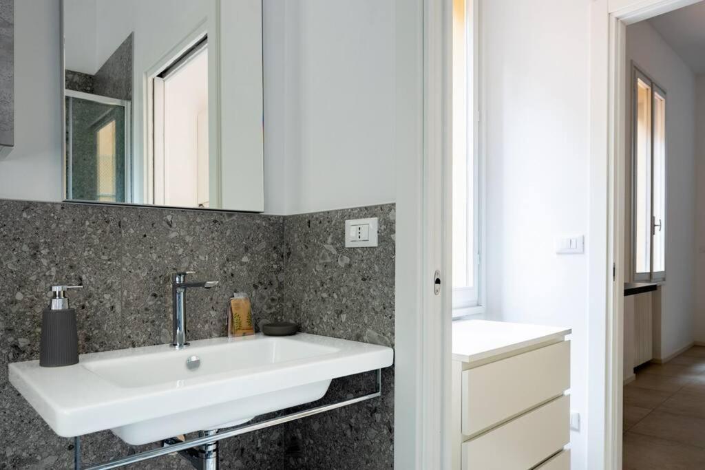 Apartment Isaia - 10 Minutes From Piazza Maggiore Bologna Eksteriør billede